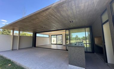 VENTA: Casa en Estancia La Rinconada de tres dormitorios, galería, pileta y cochera. Ibarlucea.