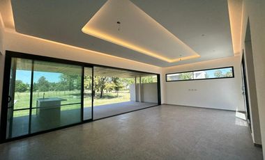 VENTA: Casa en Estancia La Rinconada de tres dormitorios, galería, pileta y cochera. Ibarlucea.