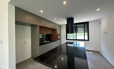 VENTA: Casa en Estancia La Rinconada de tres dormitorios, galería, pileta y cochera. Ibarlucea.
