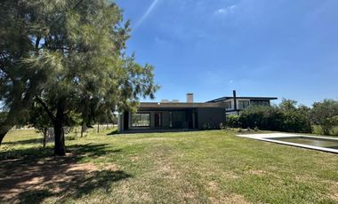 VENTA: Casa en Estancia La Rinconada de tres dormitorios, galería, pileta y cochera. Ibarlucea.