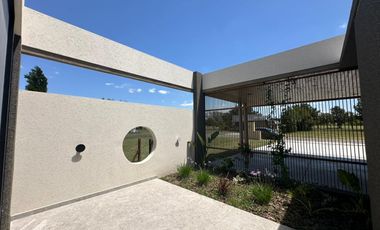 VENTA: Casa en Estancia La Rinconada de tres dormitorios, galería, pileta y cochera. Ibarlucea.