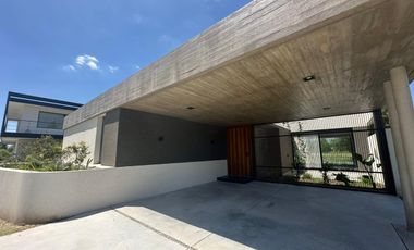 VENTA: Casa en Estancia La Rinconada de tres dormitorios, galería, pileta y cochera. Ibarlucea.