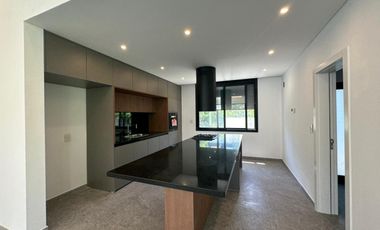 VENTA: Casa en Estancia La Rinconada de tres dormitorios, galería, pileta y cochera. Ibarlucea.