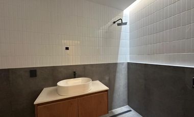 VENTA: Casa en Estancia La Rinconada de tres dormitorios, galería, pileta y cochera. Ibarlucea.