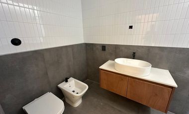 VENTA: Casa en Estancia La Rinconada de tres dormitorios, galería, pileta y cochera. Ibarlucea.