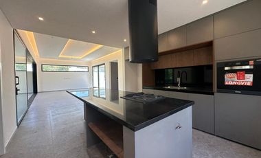VENTA: Casa en Estancia La Rinconada de tres dormitorios, galería, pileta y cochera. Ibarlucea.