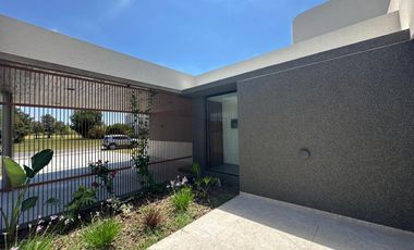 VENTA: Casa en Estancia La Rinconada de tres dormitorios, galería, pileta y cochera. Ibarlucea.