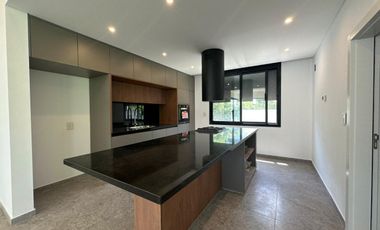 VENTA: Casa en Estancia La Rinconada de tres dormitorios, galería, pileta y cochera. Ibarlucea.