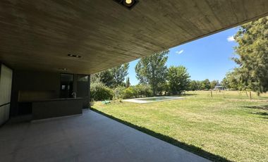 VENTA: Casa en Estancia La Rinconada de tres dormitorios, galería, pileta y cochera. Ibarlucea.