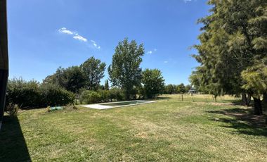 VENTA: Casa en Estancia La Rinconada de tres dormitorios, galería, pileta y cochera. Ibarlucea.