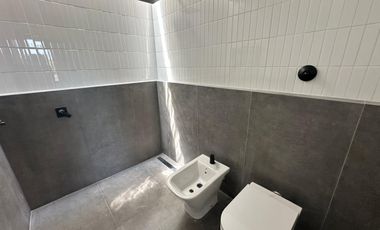 VENTA: Casa en Estancia La Rinconada de tres dormitorios, galería, pileta y cochera. Ibarlucea.