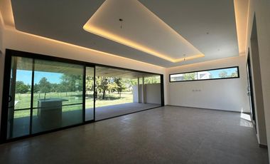 VENTA: Casa en Estancia La Rinconada de tres dormitorios, galería, pileta y cochera. Ibarlucea.