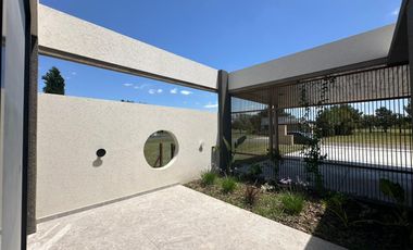 VENTA: Casa en Estancia La Rinconada de tres dormitorios, galería, pileta y cochera. Ibarlucea.