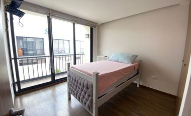 CASA EN RENTA  AMUEBLADA 3 REC Y 3 ESTACIONAMIENTO SEMITECHADO