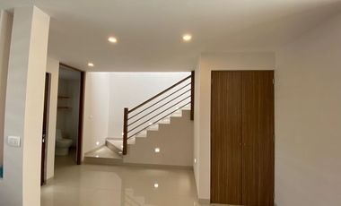 CASA EN RENTA  AMUEBLADA 3 REC Y 3 ESTACIONAMIENTO SEMITECHADO