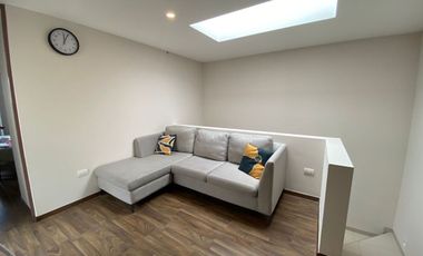 CASA EN RENTA  AMUEBLADA 3 REC Y 3 ESTACIONAMIENTO SEMITECHADO