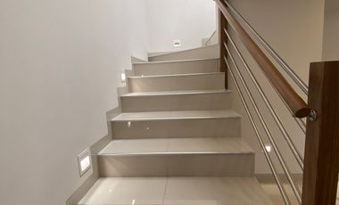 CASA EN RENTA  AMUEBLADA 3 REC Y 3 ESTACIONAMIENTO SEMITECHADO