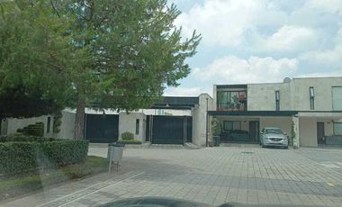 CASA EN RENTA  AMUEBLADA 3 REC Y 3 ESTACIONAMIENTO SEMITECHADO