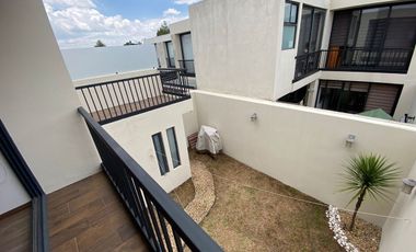 CASA EN RENTA  AMUEBLADA 3 REC Y 3 ESTACIONAMIENTO SEMITECHADO