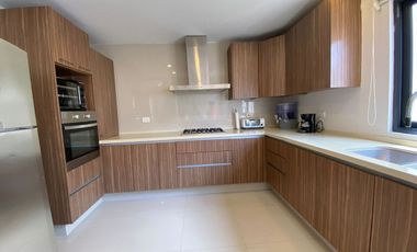 CASA EN RENTA  AMUEBLADA 3 REC Y 3 ESTACIONAMIENTO SEMITECHADO