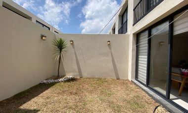 CASA EN RENTA  AMUEBLADA 3 REC Y 3 ESTACIONAMIENTO SEMITECHADO