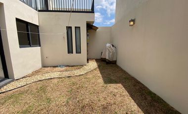 CASA EN RENTA  AMUEBLADA 3 REC Y 3 ESTACIONAMIENTO SEMITECHADO