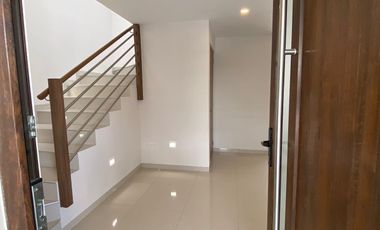 CASA EN RENTA  AMUEBLADA 3 REC Y 3 ESTACIONAMIENTO SEMITECHADO