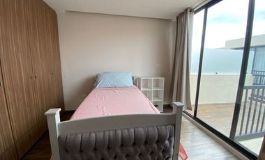 CASA EN RENTA  AMUEBLADA 3 REC Y 3 ESTACIONAMIENTO SEMITECHADO