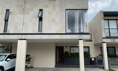 CASA EN RENTA  AMUEBLADA 3 REC Y 3 ESTACIONAMIENTO SEMITECHADO