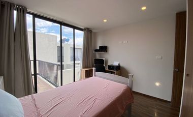 CASA EN RENTA  AMUEBLADA 3 REC Y 3 ESTACIONAMIENTO SEMITECHADO