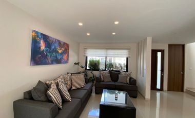 CASA EN RENTA  AMUEBLADA 3 REC Y 3 ESTACIONAMIENTO SEMITECHADO