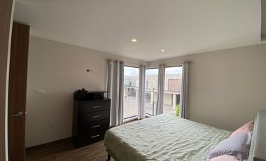 CASA EN RENTA  AMUEBLADA 3 REC Y 3 ESTACIONAMIENTO SEMITECHADO