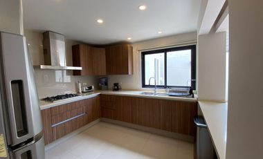 CASA EN RENTA  AMUEBLADA 3 REC Y 3 ESTACIONAMIENTO SEMITECHADO