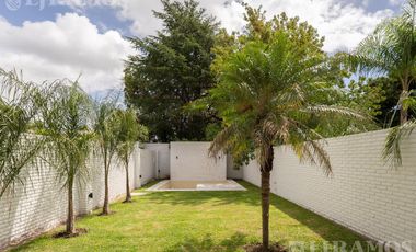 Casa triplex en venta en Béccar