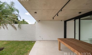 Casa triplex en venta en Béccar