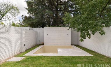 Casa triplex en venta en Béccar