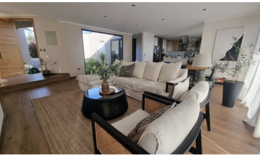 Hermosa casa en venta en Santa Adela