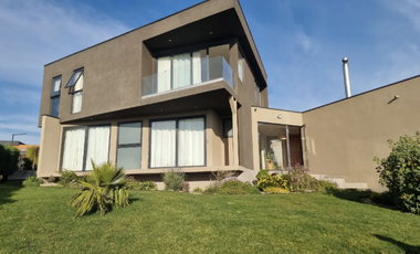 Hermosa casa en venta en Santa Adela