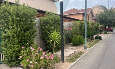 ACOGEDORA CASA FAMILIAR EN BARRIO TRANQUILO