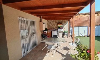 ACOGEDORA CASA FAMILIAR EN BARRIO TRANQUILO