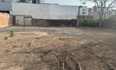 Terreno Urbano En Esquina Del Parral Con Jr Los Alamos Surco.