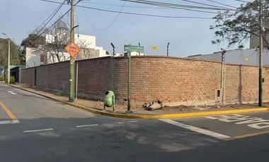 Terreno Urbano En Esquina Del Parral Con Jr Los Alamos Surco.