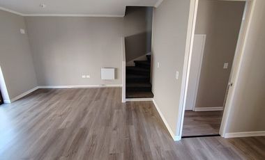 Amplia casa de 2 pisos en sector tranquilo Curicó