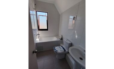 Amplia casa de 2 pisos en sector tranquilo Curicó