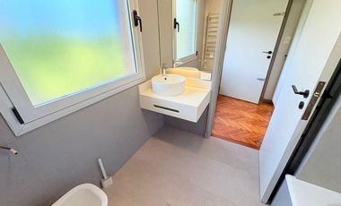 Casa en venta en excelente zona de Acassuso , con muy lindo jardín y pileta al norte.