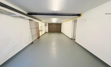 Casa en venta en excelente zona de Acassuso , con muy lindo jardín y pileta al norte.