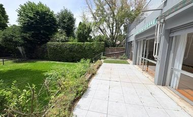 Casa en venta en excelente zona de Acassuso , con muy lindo jardín y pileta al norte.