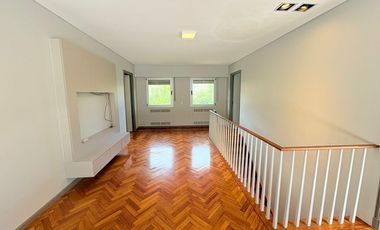 Casa en venta en excelente zona de Acassuso , con muy lindo jardín y pileta al norte.