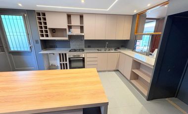 Casa en venta en excelente zona de Acassuso , con muy lindo jardín y pileta al norte.