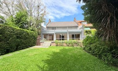 Casa en venta en excelente zona de Acassuso , con muy lindo jardín y pileta al norte.